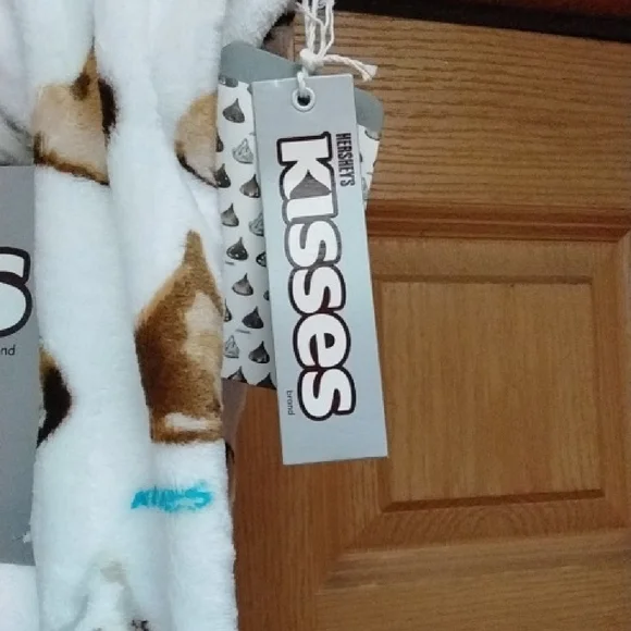 Oversized Plush Throw Blanket - White and Brown - Picture 2 of 6